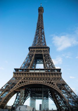 Güneşli bir günde Eyfel Kulesi 'nin aşağıdan çekilmiş fotoğrafı