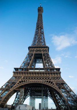 Eyfel Kulesi 'nin gün boyunca aşağıdan çekilmiş fotoğrafı.