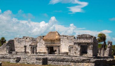 Tulum, Meksika 'da güneşli bir gün ve mavi gökyüzü olan bazı Maya harabelerinin fotoğrafı