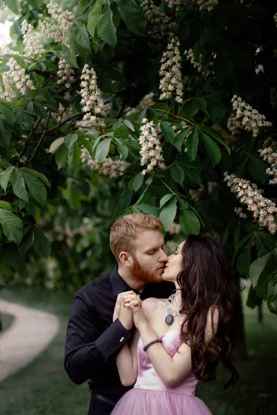 Casal Bonito Amor Abraçando Beijo Jardim Castanha Uma Mulher Vestido — Fotografia de Stock