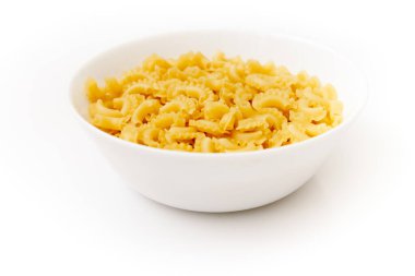 Lezzetli makarna ya da makarna, beyaz arka planda izole edilmiş. En iyi manzara, sağlıklı beslenme ya da sağlıklı yaşam tarzı. Beyaz kâse içinde makarna ya da makarna, İtalyan mutfağı..