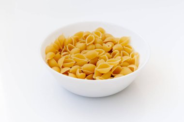 Lezzetli makarna ya da makarna, beyaz arka planda izole edilmiş. En iyi manzara, sağlıklı beslenme ya da sağlıklı yaşam tarzı. Beyaz kâse içinde makarna ya da makarna, İtalyan mutfağı..