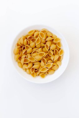 Lezzetli makarna ya da makarna, beyaz arka planda izole edilmiş. En iyi manzara, sağlıklı beslenme ya da sağlıklı yaşam tarzı. Beyaz kâse içinde makarna ya da makarna, İtalyan mutfağı..