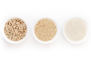 Farklı türde pişmemiş pirinç içeren kaseler: kahverengi, kırmızı, beyaz, glutinous. Asya 'nın en popüler sağlıklı yiyeceği.