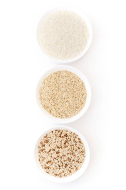 Farklı türde pişmemiş pirinç içeren kaseler: kahverengi, kırmızı, beyaz, glutinous. Asya 'nın en popüler sağlıklı yiyeceği.