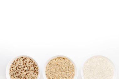 Farklı türde pişmemiş pirinç içeren kaseler: kahverengi, kırmızı, beyaz, glutinous. Asya 'nın en popüler sağlıklı yiyeceği.