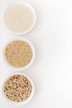 Farklı türde pişmemiş pirinç içeren kaseler: kahverengi, kırmızı, beyaz, glutinous. Asya 'nın en popüler sağlıklı yiyeceği.