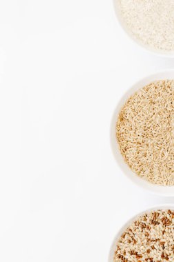 Farklı türde pişmemiş pirinç içeren kaseler: kahverengi, kırmızı, beyaz, glutinous. Asya 'nın en popüler sağlıklı yiyeceği.