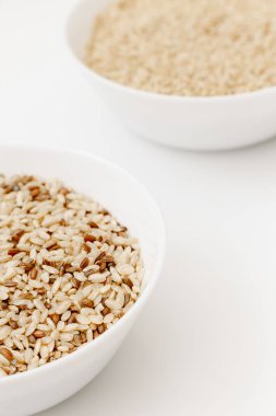 Farklı türde pişmemiş pirinç içeren kaseler: kahverengi, kırmızı, beyaz, glutinous. Asya 'nın en popüler sağlıklı yiyeceği.