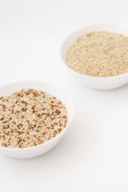 Farklı türde pişmemiş pirinç içeren kaseler: kahverengi, kırmızı, beyaz, glutinous. Asya 'nın en popüler sağlıklı yiyeceği.