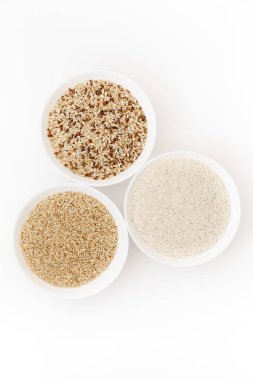 Farklı türde pişmemiş pirinç içeren kaseler: kahverengi, kırmızı, beyaz, glutinous. Asya 'nın en popüler sağlıklı yiyeceği.