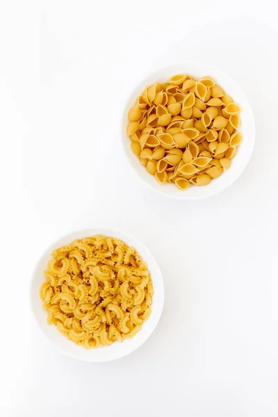 白色碗中的两种不同类型的无味面食被分离出来 — 图库照片