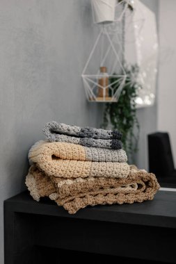 Birkaç güzel, sakin, doğal İskandinav halıları bir yığın halinde üst üste dizilmiş. El yapımı halı. İzole edilmiş ev hobisi.