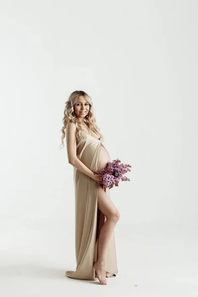 Close Pregnant Woman Holding Bouquet Lilac Flowers Touching Her Belly — Stock Photo, Image