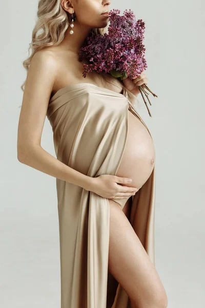 Close Pregnant Woman Holding Bouquet Lilac Flowers Touching Her Belly — Stock Photo, Image