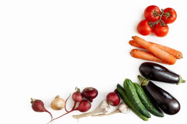 Beyaz arka planda taze sebzeler, izole edilmiş. Metin için boş alanı olan düz uzandı