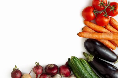 Beyaz arka planda taze sebzeler, izole edilmiş. Metin için boş alanı olan düz uzandı