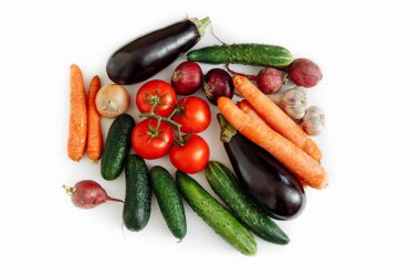 Beyaz arka planda taze sebzeler, izole edilmiş.