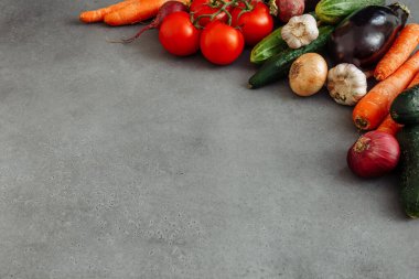 Betonda taze sebzeler. Metin için boş alanı olan düz uzandı