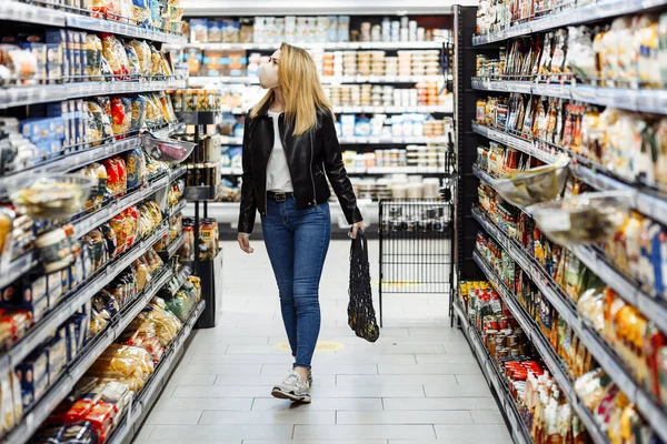 Žena Sobě Jednorázové Lékařské Masky Nakupování Supermarketu Během Epidemie Koronavirové — Stock fotografie