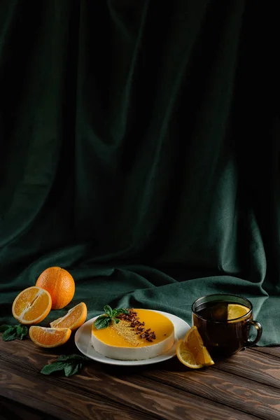 Sfeervolle Stilleven Van Snoepjes Het Linnen Gedrapeerde Tafelkleed Houten Tafel — Stockfoto
