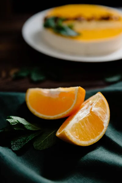 Snijtjes Verse Sappige Sinaasappel Een Smaragd Linnen Tafelkleed Een Achtergrond — Stockfoto