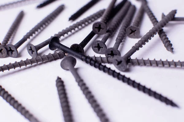 vidalar beyaz arka planda rastgele yerleştirilir