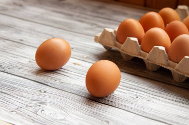 Hafif ahşap arka planda kahverengi tavuk yumurtaları