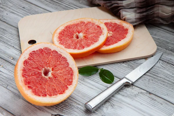 Sliced Grapefruit Cutting Board Light Wooden Backgroun — Stock Photo, Image
