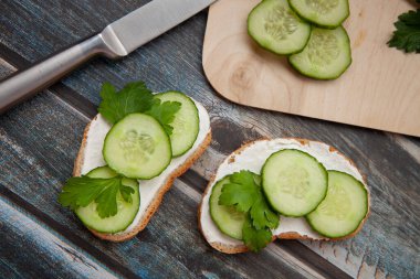 Ahşap arka planda yeşillikli sandviçler.