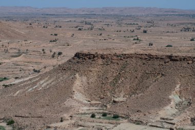 Chenini, Tunus 'un güneyindeki Tataouine bölgesinde yıkılmış bir Berberi köyüdür.