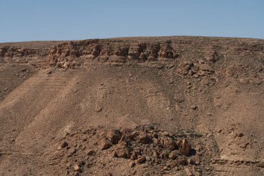 Chenini, Tunus 'un güneyindeki Tataouine bölgesinde yıkılmış bir Berberi köyüdür.