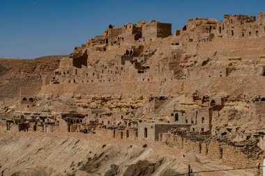 Chenini, Tunus 'un güneyindeki Tataouine bölgesinde yıkılmış bir Berberi köyüdür.