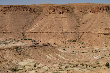 Chenini, Tunus 'un güneyindeki Tataouine bölgesinde yıkılmış bir Berberi köyüdür.