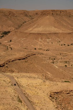 Chenini, Tunus 'un güneyindeki Tataouine bölgesinde yıkılmış bir Berberi köyüdür.