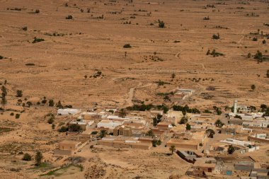 Chenini, Tunus 'un güneyindeki Tataouine bölgesinde yıkılmış bir Berberi köyüdür.