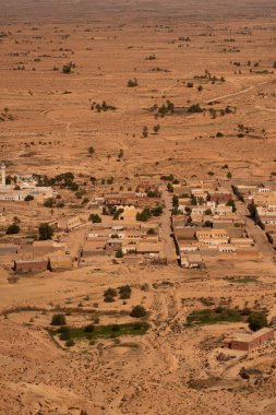 Chenini, Tunus 'un güneyindeki Tataouine bölgesinde yıkılmış bir Berberi köyüdür.