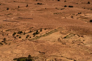 Chenini, Tunus 'un güneyindeki Tataouine bölgesinde yıkılmış bir Berberi köyüdür.
