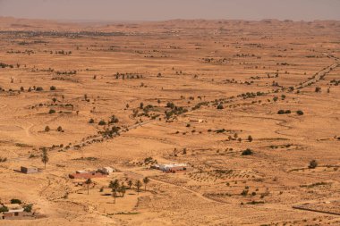 Chenini, Tunus 'un güneyindeki Tataouine bölgesinde yıkılmış bir Berberi köyüdür.