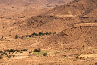 Chenini, Tunus 'un güneyindeki Tataouine bölgesinde yıkılmış bir Berberi köyüdür.