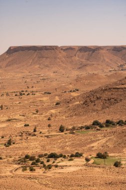 Chenini, Tunus 'un güneyindeki Tataouine bölgesinde yıkılmış bir Berberi köyüdür.