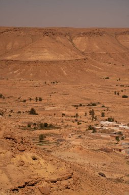 Chenini, Tunus 'un güneyindeki Tataouine bölgesinde yıkılmış bir Berberi köyüdür.