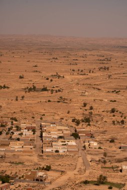 Chenini, Tunus 'un güneyindeki Tataouine bölgesinde yıkılmış bir Berberi köyüdür.