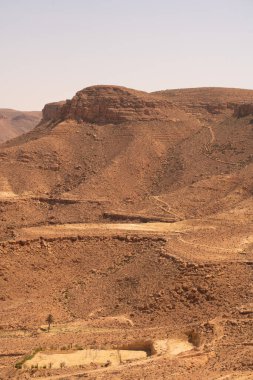Chenini, Tunus 'un güneyindeki Tataouine bölgesinde yıkılmış bir Berberi köyüdür.