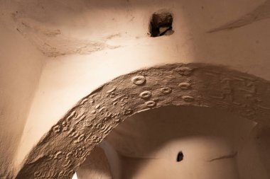 Chenini, Tunus 'un güneyindeki Tataouine bölgesinde yıkılmış bir Berberi köyüdür.