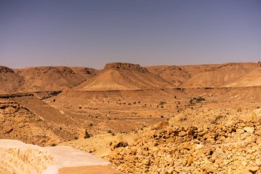 Chenini, Tunus 'un güneyindeki Tataouine bölgesinde yıkılmış bir Berberi köyüdür.