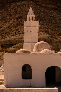 Chenini, Tunus 'un güneyindeki Tataouine bölgesinde yıkılmış bir Berberi köyüdür.