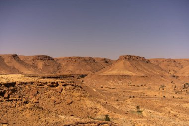 Chenini, Tunus 'un güneyindeki Tataouine bölgesinde yıkılmış bir Berberi köyüdür.