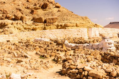 Chenini, Tunus 'un güneyindeki Tataouine bölgesinde yıkılmış bir Berberi köyüdür.