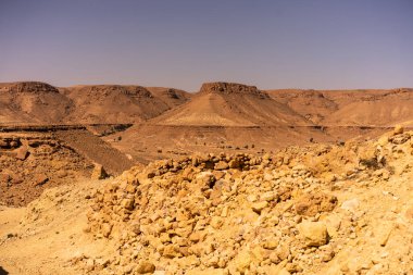 Chenini, Tunus 'un güneyindeki Tataouine bölgesinde yıkılmış bir Berberi köyüdür.